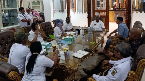 Rapat bersama Bupati Mimkka dan pihak terkait di rumah jabatan bupati, SP3, foto: Martha/ Papua60detik