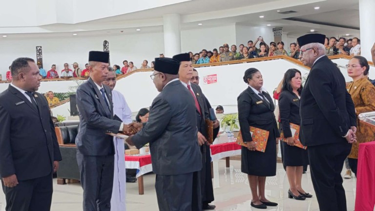 lantik-sejumlah-pejabat-bupati-mimika-ingatkan-soal-aset-dan-tanggung-jawab