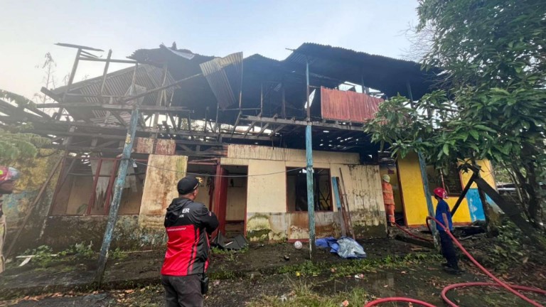 srumah-kosong-di-jalan-c-heatubun-terbakar