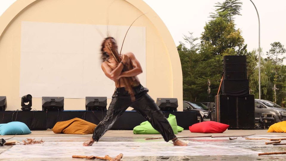 Koreografer asal Papua, Fachry Matlawa saat menampilkan karya tari oily afterlives. Foto: Doc Fachry Matlawa.