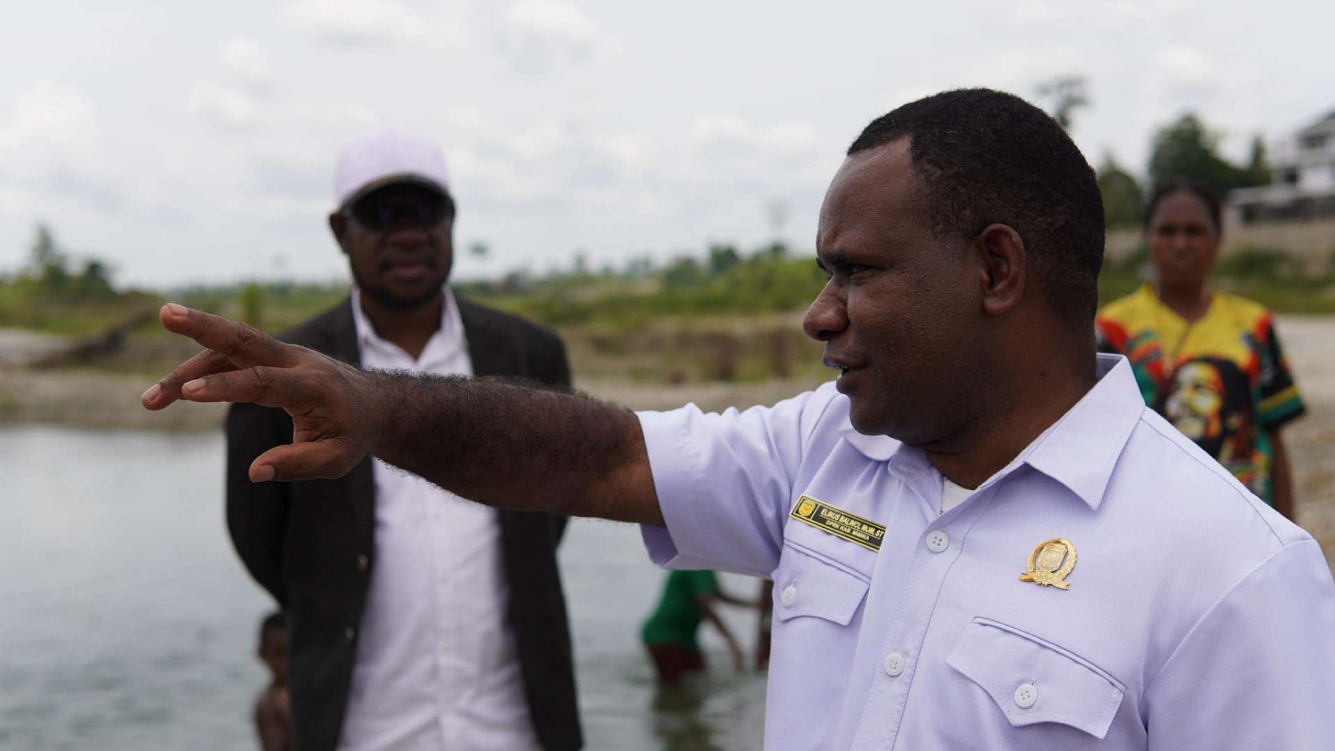 Ketua Komisi IV DPRK Mimika, Elinus Balinol Mom memimpin kunjungan ke galian C Foto: Faris/ Papua60detik