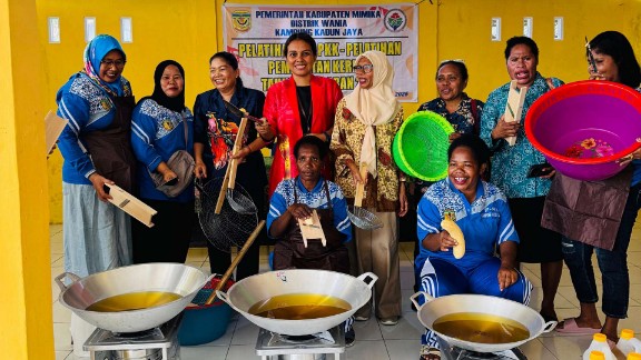 Tim Penggerak PKK (TP-PKK) Kampung Kadun Jaya mendapatkan pelatihan mengolah hasil bumi,foto: istimewa