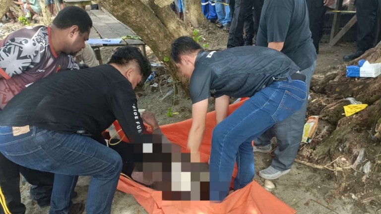 Proses evakuasi Seorang warga Kampung Samabusa, Distrik Teluk Kimi, Kabupaten Nabire, yang ditemukan meninggal dunia di kawasan Pelabuhan Penyeberangan Antar Pulau, Pantai Lokpon, Jumat 23/1/2026 pagi. (Dok. Istimewa)