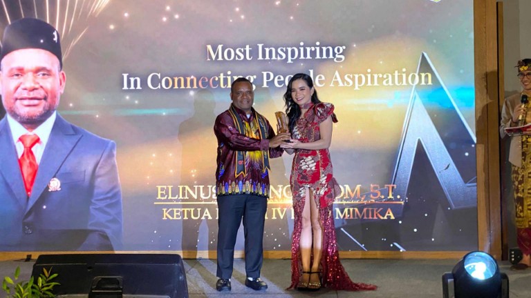 Elinus Mom saat menerima penghargaan Innovation Excellence Award 2026 di Harris Hotel Bali, Jumat (23/1/2026) malam. Foto: Joe Situmorang/ Papua60Detik