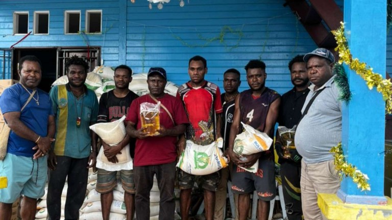 Kepala Dinas Tanaman Pangan Deiyai Melianus Dogopia dan stafnya serahkan Bama kepada FKM-KD Nabire. Foto: Elia Douw/ Papua60detik