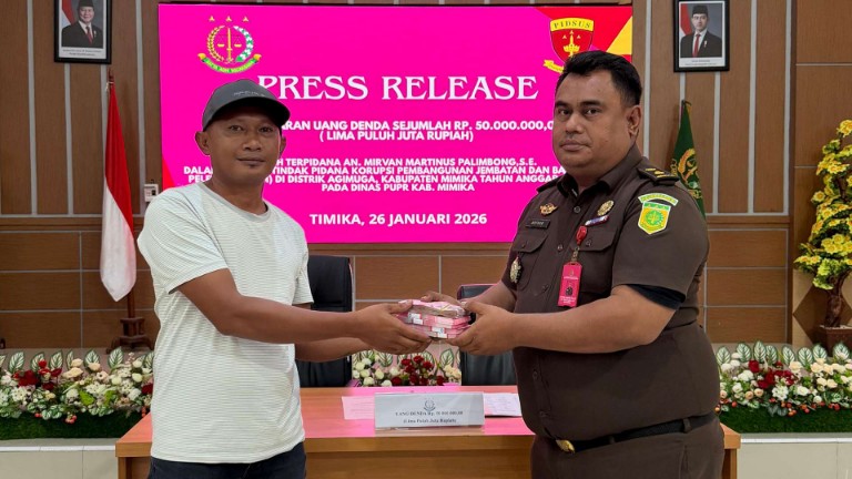 Perwakilan pihak keluarga terpidana Mirvan Martinus Palimbong menyerahkan pembayaran denda kasus korupsi jembatan Agimuga ke Kejari Mimika  Foto: Istimewa