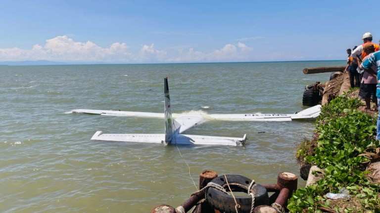 Pesawat Caravan Smart Air PK-SNS mengalami kecelakaan dan jatuh setelah take off di Pantai Kaladiri Nabire. Foto : Elia Douw/ Papua60detik