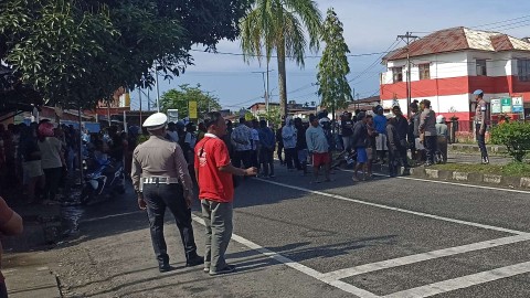 sejumlah-warga-blokade-jalan-ahmad-yani-dipicu-kasus-penikaman