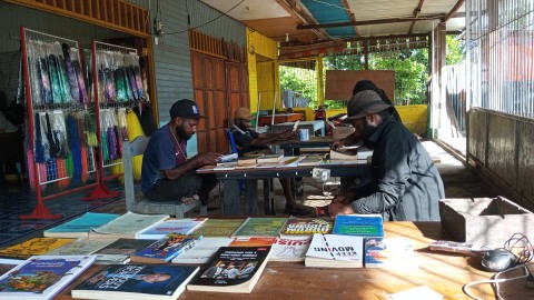 diskusi-lapak-baca-lsp-jadi-ruang-literasi-di-nabire