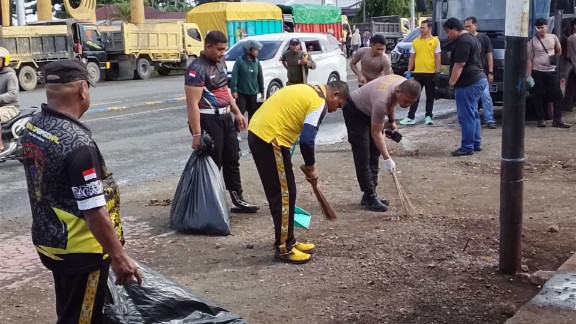 Kapolres bersih kota di Taman Gizi, kelurahan Oyhe, distrik Nabire, Kabupaten Nabire, Jumat (6/2/2026). Foto : Elia Douw/Papua60detik