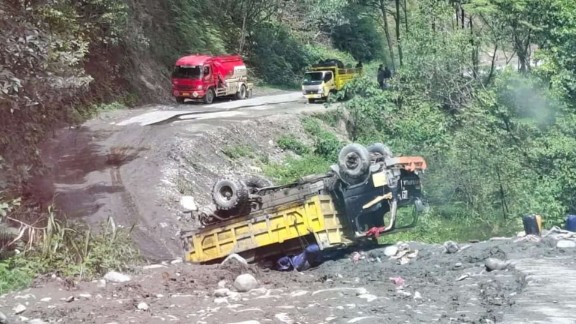 Lagi, Truk Terguling di Jalan Trans Kilometer 141 Nabire-Paniai