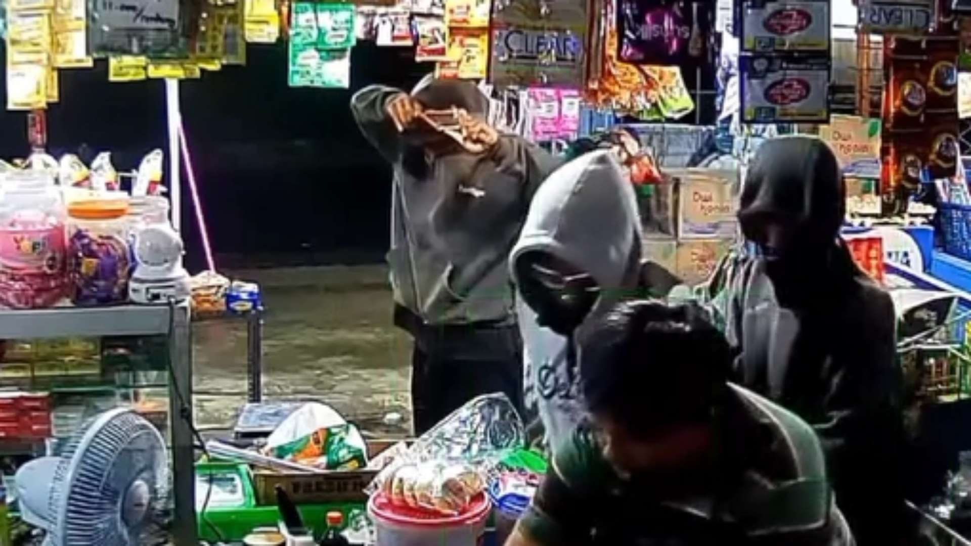 bawa-sajam-aksi-tiga-perampok-toko-di-timika-terekam-cctv