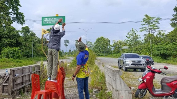 Usai Prosesi Adat, Jalur ke Bandara Baru Diberi Nama Jalan Yan Magal