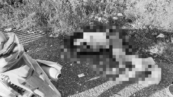 Korban terkapar penuh darah di Jalan Bandara Lama Timika. Foto: Istimewa