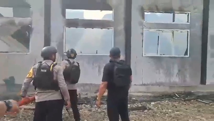 Aparat memadamkan api di ruang kelas SMA Negeri 2 Dekai Yahukimo. Foto: Satgas ODC 2026