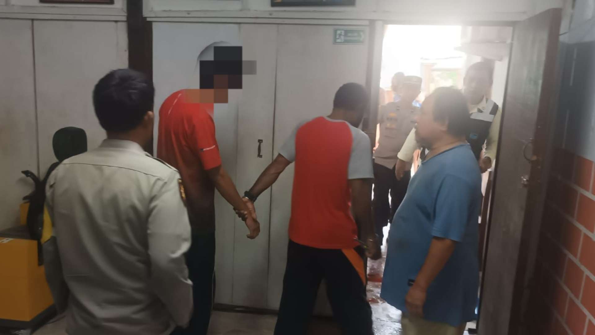 Polisi saat merespon TKP penganiayaan di Kelurahan Kuala Kencana. Foto: Istimewa