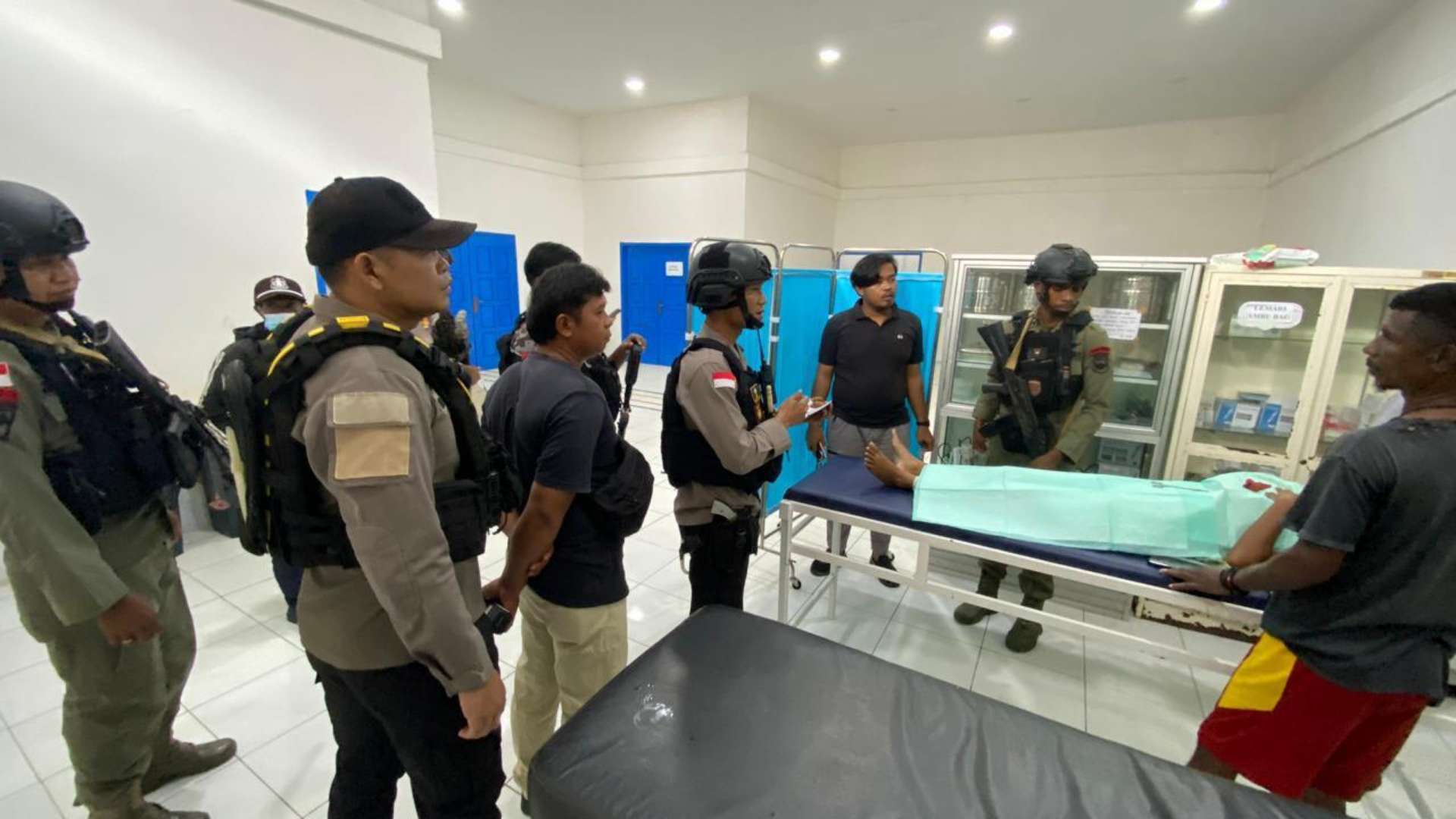 Aparat merespon kejadian penyerangan terhadap EK penjual pinang oleh dua orang tak dikenal (OTK) di Kabupaten Yahukimo, Selasa (17/2/2026). Foto: Satgas ODC2026