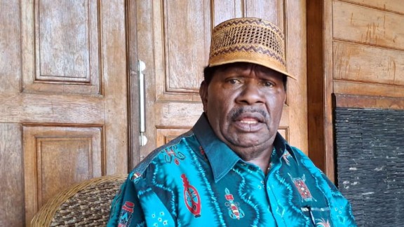 Isaias Douw Minta Konflik Kapiraya DIselesaikan Secara Adat