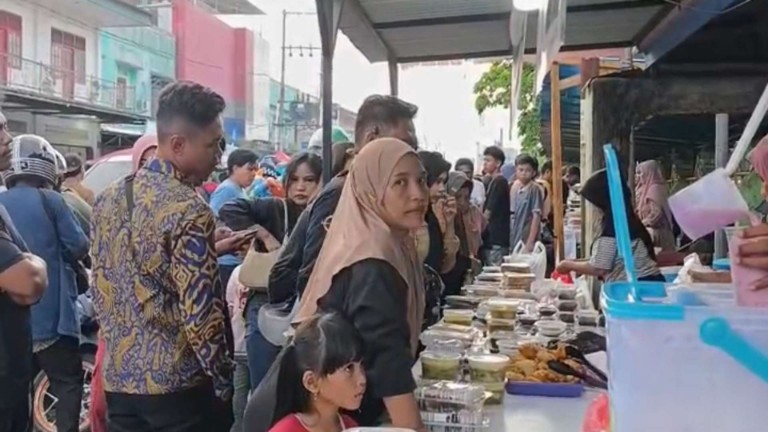 Hari Pertama Ramadan, Warga Timika Padati Jalan Ki Hajar Dewantara