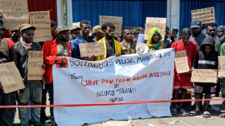 Ratusan pelajar dan mahasiswa Papua Tengah mengelar aksi mimbar bebas di pasar karang Tumaritis, Nabire. Foto : Elia Douw/Papua60detik