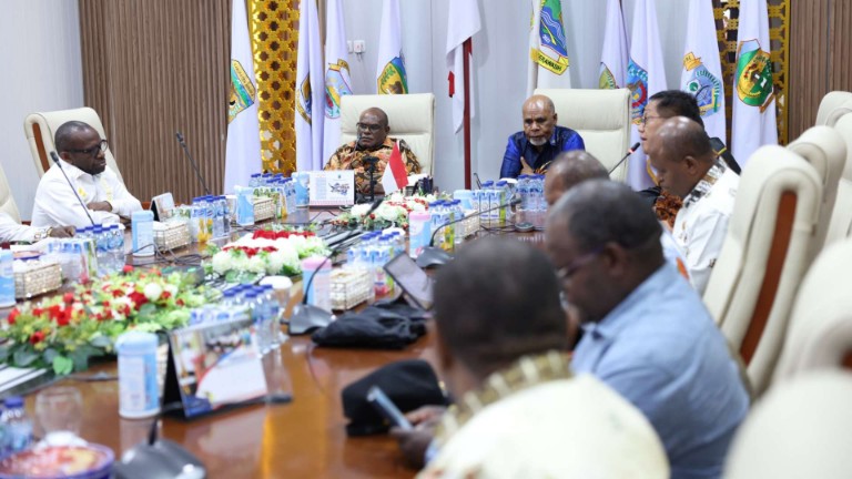 Meki Nawipa Perintahkan Tiga Bupati Kirim  Tim ke Kapiraya Pekan Depan