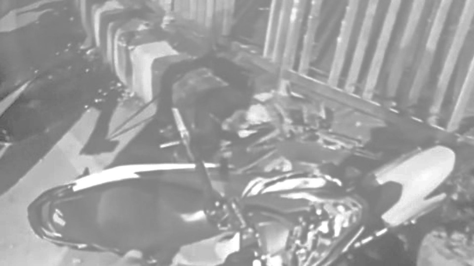 Pengendara Motor Tabrak Pagar Bundaran Petrosea