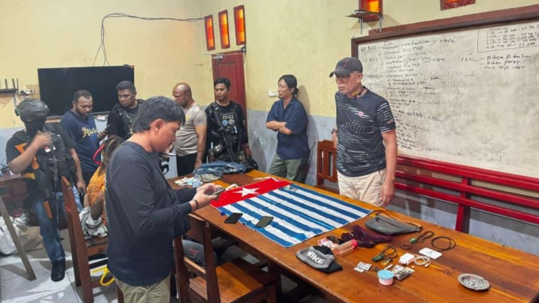 Barang bukti milik KKB Homi Heluka dan Simak Kipka diamankan aparat. Foto: Satgas ODC2026