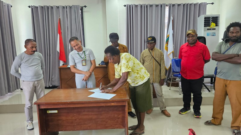 Penamdatanganam MoU pada pertemuan pemerintahan Distrik Miru bersama beberapa pihak menyelesaikan masalah pengancaman Nakes di Nayaro, foto: Istimewa