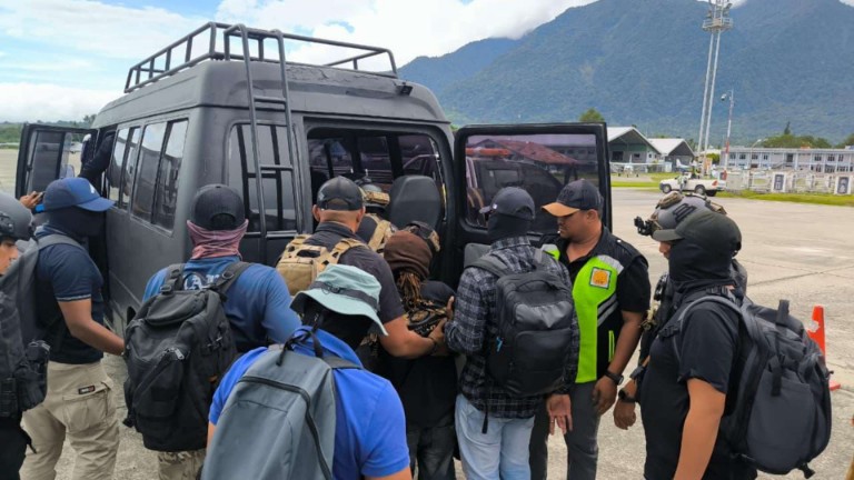Pengawalan oleh Satgas ODC terhadap tiga tersangka KKB dipindah ke Jayapura jalani hukuman. Foto: Satgas ODC2026