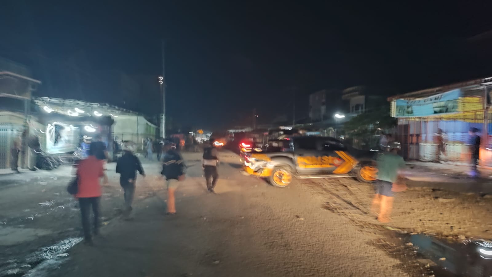 Gegara Toko Emas Tutup, Puluhan Pendulang Palang Jalan