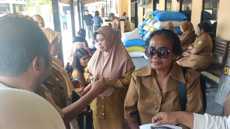Para guru SMPN 5 Mimika saat melapor ke Polres Mimika. Foto: Eka/ Papua60detik