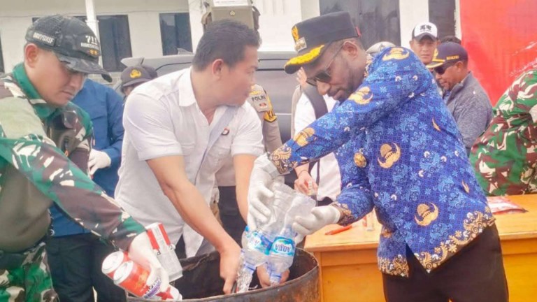 polres-paniai-musnahkan-ratusan-botol-miras