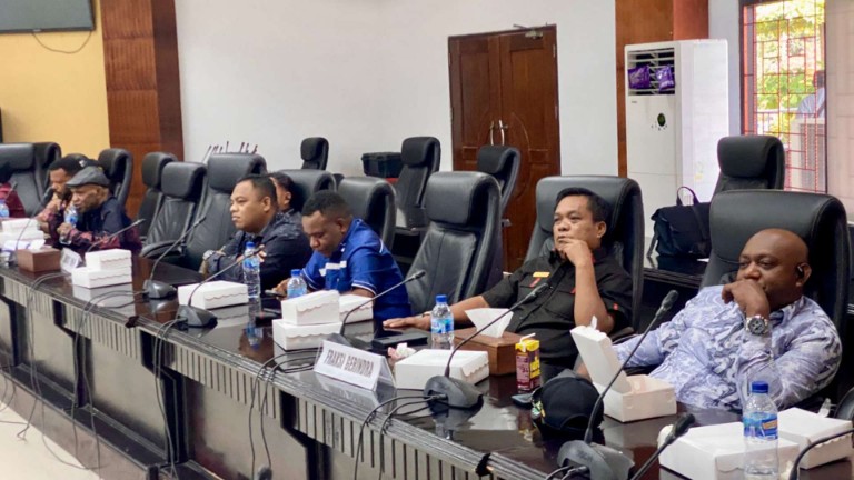 Suasana rapat pembentukan pansus di ruang Rapat DPRK Mimika, Senin (23/2/2026). Foto: Joe Situmorang/ Papua60Detik