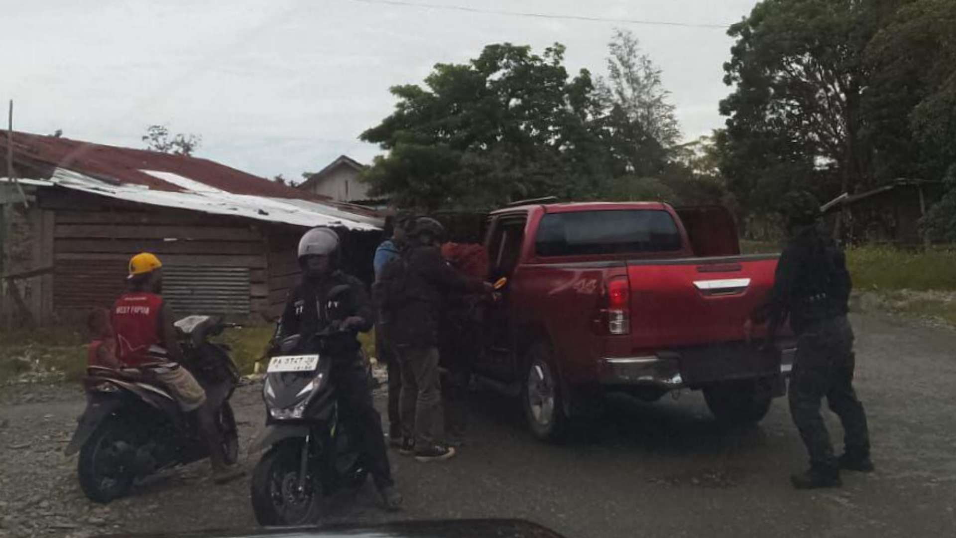 Satgas Satgas Operasi Damai Cartenz 2026 menangkap seorang pria bernama Meno Heluka di kawasan Pasar Baru, Yahukimo, Senin (23/2/2026) pagi. Foto: Satgas ODC2026