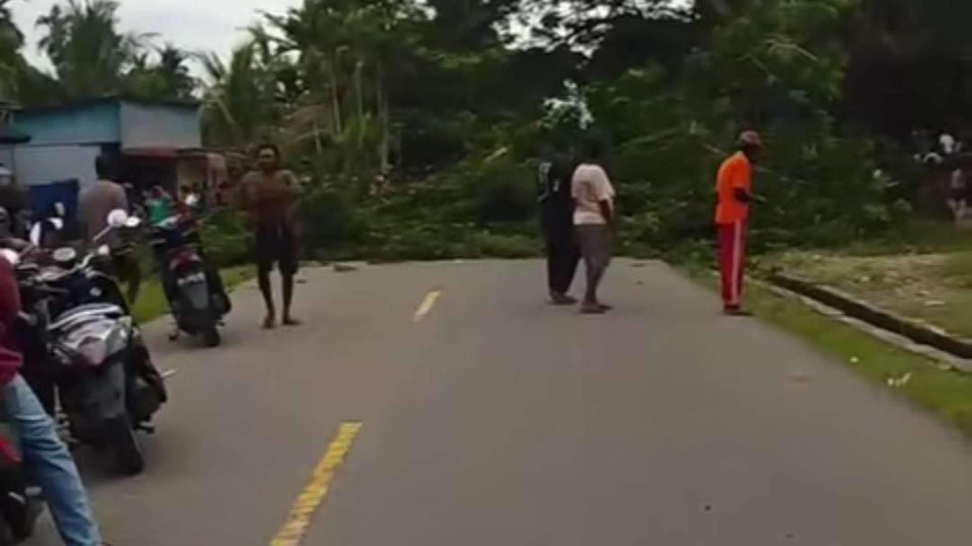 Warga Palang Jalan Poros Timika - Pomako. Foto: Istimewa
