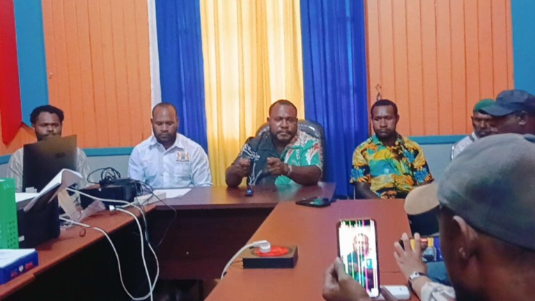Ketua Kadin Provinsi Papua Tengah, Alexander Gobai didampingi jajaran pengurus saat menggelar konferensi pers di Kantor Kadin Papua Tengah, Kalibobo, Nabire, Selasa (24/2/2026). Foto : Elia Douw/ Papua60detik