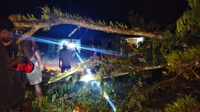 Warga membuka palang usai negosiasi bersama aparat keamanan dan perangkat pemerintah. Foto: Istimewa