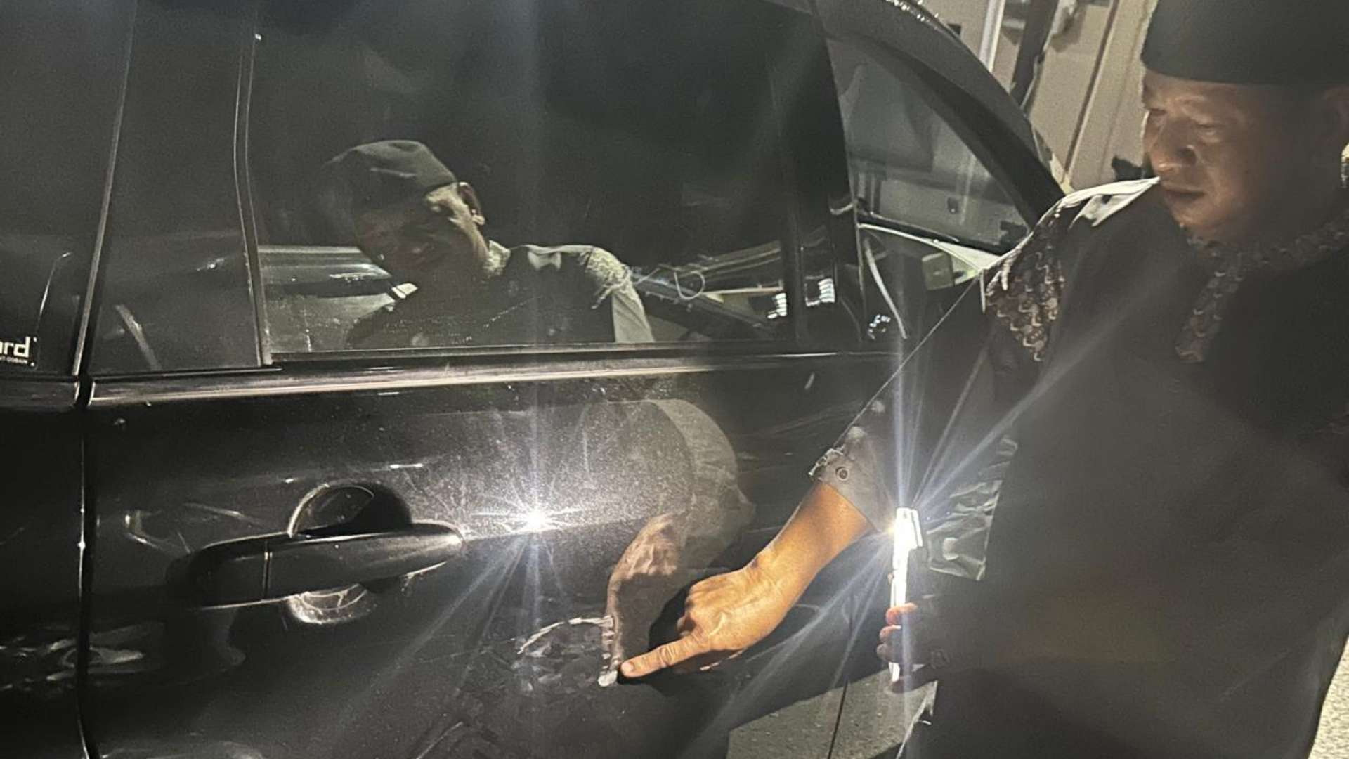 Mobil di halaman Masjid Al Akbar yang terkena lemparan batu. Foto: Istimewa