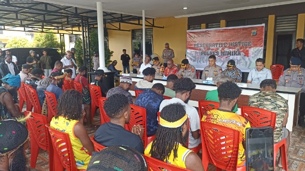 Pembebasan tersangka konflik Kwamki Narama di Polres Mimika Mile 32, Kamis (26/2/2026). Foto: Eka/ Papua60detik