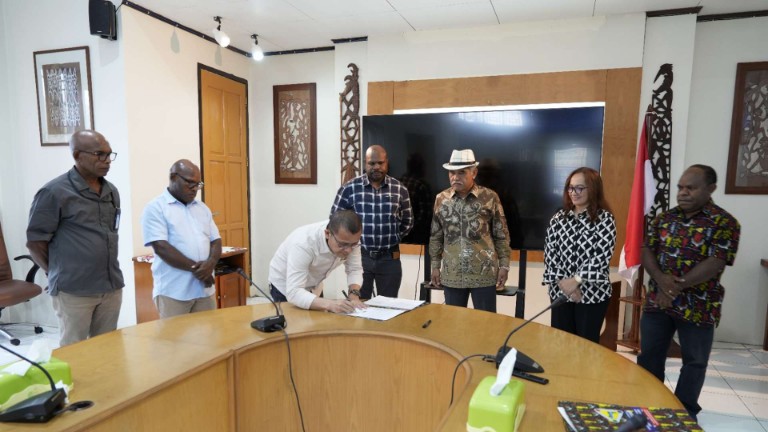 Penandatanganan kerja sama YPMAK dengan empat KAP untuk melakukan audit independen, foto: Humas YPMAK