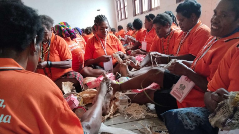 Noken Sudah Mendunia, Tapi Bagaimana Kondisi Ekonomi Perajinnya?