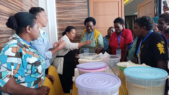 YPMAK Latih Masyarakat Kamoro Produksi VCO