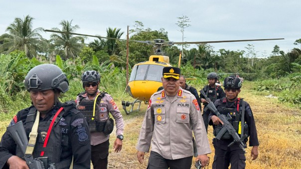 Kapolda Papua Tengah Kombes Jeremias Rontini usai patroli udara memastikan tidak ada alat berat yang beroperasi di wilayah Kapiraya. Foto: Istimewa
