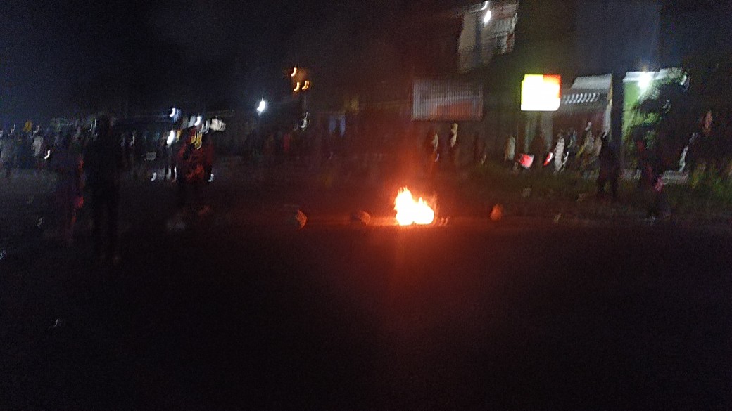 Jalan Ahmad Yani dipalang massa pendulang tradisional dengan cara bakar ban bekas. Foto: Eka/Papua60detik