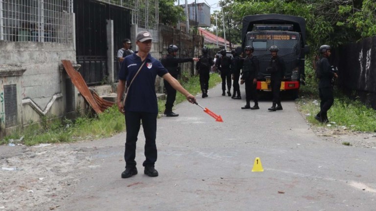 Olah TKP penyerangan tiga anggota polisi di Lorong Kesehatan Dalam. Foto: Istimewa
