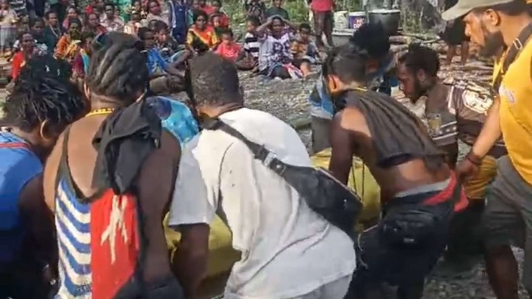 Keluarga korban dan masyarakat mengangkat  jenazah Eanus Mom ke rumah duka. Foto: Eka/Papua60detik