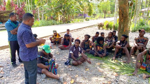 Anggota DPRK Mimika, Elinus Balinol Mom saat bertemu keluarga korban di Distrik Kwamki Narama, Senin (2/3/2026). Foto: Joe Situmorang /Papua60Detik