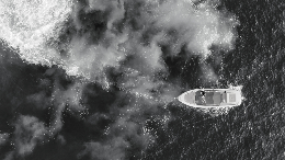 Ilustrasi kapal dihantam ombak. Foto: Canva