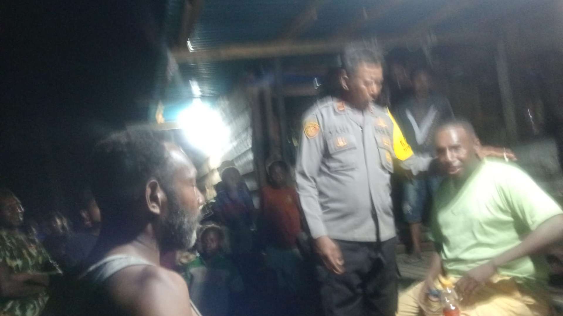 Kapolsek Mimika Barat Ipda Muhammad Yani memastikan korban dalam keadaan selamat dan sehat. Foto: Istimewa