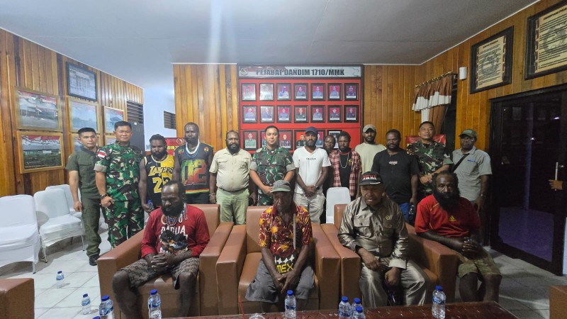 Sejumlah warga sipil yang diduga OPM akhirnya dibebaskan usai diperiksa di Kodim 1710/Mimika. Foto: Istimewa
